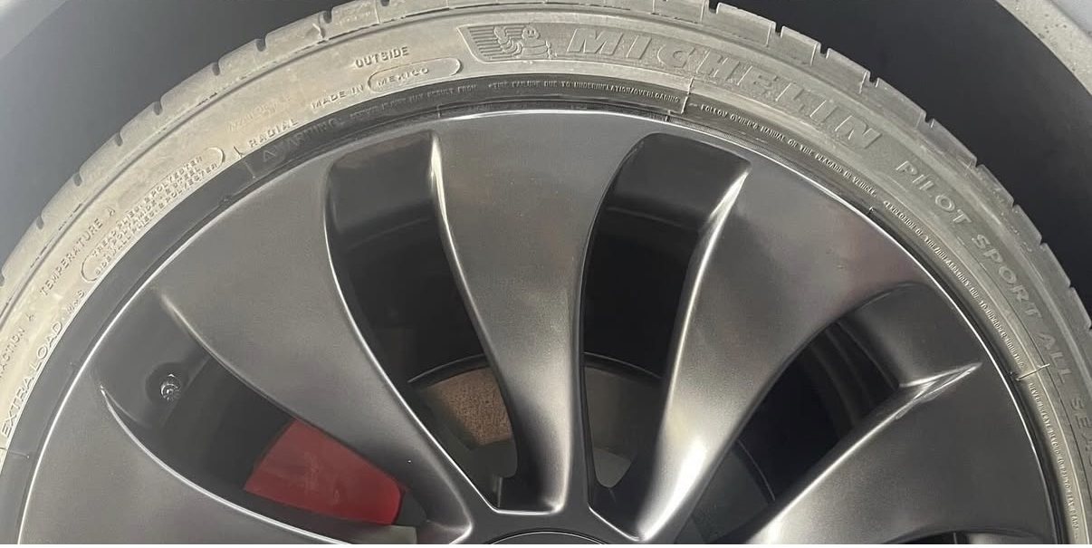 After: Tesla Model Y 21-inch Überturbine wheel, severe curb rash fully restored